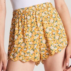 Szorty z wysokim stanem - Kremowy. Szorty damskie marki Cropp. Za 39.99 zł.