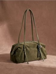 Torba na ramię z imitacji zamszu i ozdobnym brelokiem - green spruce. Zielone torby na ramię damskie Sinsay, bez wzorów, bez dodatków. Za 49.99 zł.