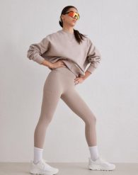 Damskie legginsy biegowe 7/8 wysoki stan squat proof kieszenie Le Run ciemny beż. Brązowe legginsy damskie Aim'n, m, bez wzorów, z elastanu, z podwyższonym stanem, do biegania. Za 381.00 zł.