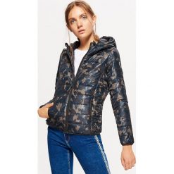 Pikowana kurtka - Khaki. Brązowe kurtki damskie Cropp. W wyprzedaży za 39.99 zł.