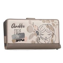 Portfel damski Anekke, z efektownym nadrukiem i metalowym logo zamykany na klapę wyposażony w przegrody na banknoty kieszeń na monety oraz liczne mie. Brązowe portfele damskie Anekke, bez wzorów. Za 199.00 zł.
