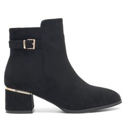 Botki Clara Barson. Czarne botki damskie Clara Barson, bez obcasa, na słupku, bez zapięcia. Za 139.99 zł.