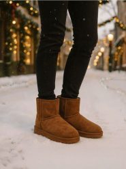 Ocieplane botki z wełnianą wyściółką z imitacji zamszu - brązowy. Brązowe botki damskie Sinsay, z wełny, bez obcasa, bez zapięcia. Za 39.99 zł.