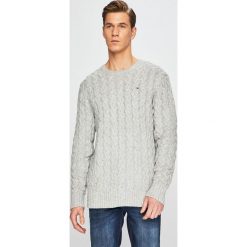 Tommy Jeans - Sweter. Swetry przez głowę męskie marki Tommy Jeans. W wyprzedaży za 319.90 zł.