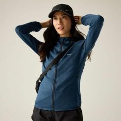 Damska bluza z kapturem i rozciągliwym zamkiem błyskawicznym Ferna Marl Midlayer. Niebieskie bluzy damskie Regatta, bez wzorów, z materiału, z kapturem. W wyprzedaży za 169.99 zł.