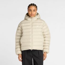 Kurtka zimowa damska New Balance WO53500SHY – beżowa. Brązowe kurtki damskie New Balance, na zimę, s, z aplikacjami, z materiału, z kapturem. Za 749.99 zł.