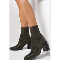 Zielone Botki Jilleane. Zielone botki damskie Born2be, prążkowane, eleganckie, ze szpiczastym noskiem, bez obcasa, na obcasie, bez zapięcia. Za 89.99 zł.