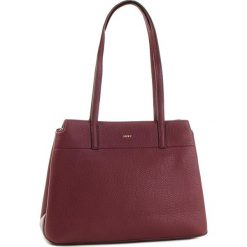 Torebka DKNY - R83A5685 Xod Blood Red 645. Torebki do ręki damskie marki DKNY. W wyprzedaży za 739.00 zł.