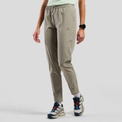 Spodnie damskie ODLO Essential Pants Regular Length. Zielone spodnie materiałowe damskie Odlo, bez wzorów, z elastanu. Za 359.99 zł.