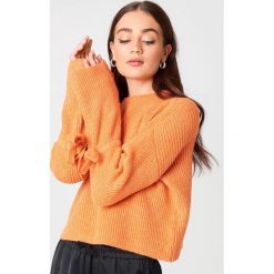 NA-KD Krótki sweter z wiązanym rękawem - Orange. Swetry damskie marki NA-KD. W wyprzedaży za 70.97 zł.