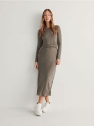 Sukienka maxi - ciemnozielony. Zielone sukienki damskie Reserved, l, bez wzorów, z dzianiny, bez kołnierzyka, bez ramiączek, maxi, dopasowane. W wyprzedaży za 39.99 zł.