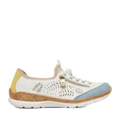 Półbuty Rieker. Białe półbuty damskie Rieker, bez wzorów, bez obcasa, na płaskiej podeszwie, bez zapięcia. Za 359.99 zł.