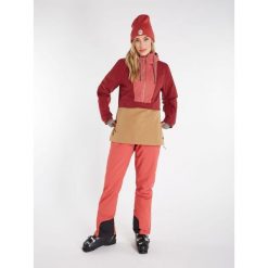Kurtka damska Protest PRTMOORENA anorak. Czerwone kurtki sportowe damskie Protest, bez wzorów, bez kaptura, trekkingowe. W wyprzedaży za 674.99 zł.