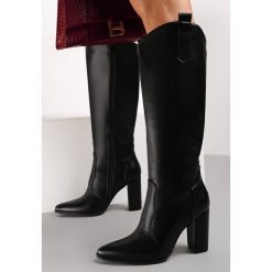 Czarne Kozaki Austad. Czarne kozaki damskie Renee, z materiału, ze szpiczastym noskiem, przed kolano, bez obcasa, na obcasie. Za 149.99 zł.