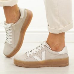 Beżowe skórzane półbuty damskie Vinceza 79597. Brązowe obuwie sportowe damskie VINCEZA, na jesień, bez wzorów, z jeansu, casualowe, z okrągłym noskiem, bez obcasa, na płaskiej podeszwie, bez zapięcia. Za 239.00 zł.