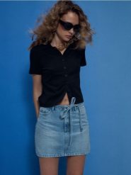 Jeansowa spódnica mini z materiałowym paskiem - niebieski. Niebieskie spódnice damskie Sinsay, bez wzorów, z jeansu, mini. Za 49.99 zł.