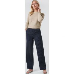 NA-KD Classic Rozszerzane spodnie w prążki - Blue. Spodnie materiałowe damskie marki NA-KD Classic. Za 202.95 zł.