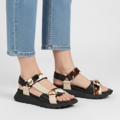 Sandały damskie Hispanitas, cholewka ze skóry naturalnej paskowa konstrukcja z regulowanym zapięciem elastyczna podeszwa zapewniająca stabilność i ko. Białe klapki damskie Hispanitas, bez wzorów, ze skóry, bez obcasa, na platformie. Za 569.00 zł.