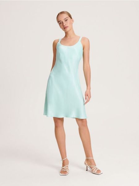 Sukienka z wiskozy - jasnoturkusowy. Niebieskie sukienki damskie Reserved, na co dzień, l, bez wzorów, z wiskozy, bez kołnierzyka, bez ramiączek, proste. W wyprzedaży za 39.99 zł.