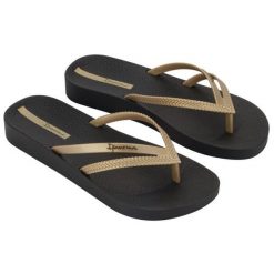 Japonki Ipanema Bossa Soft V Fem 82840-AQ444 złoty. Żółte klapki damskie bez wzorów, z gumy, eleganckie, bez obcasa, na obcasie. W wyprzedaży za 135.01 zł.
