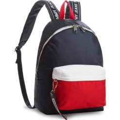 Plecak TOMMY JEANS - Logo Bac AU0AU00160 901. Niebieskie plecaki damskie Tommy Jeans, z jeansu. Za 449.00 zł.