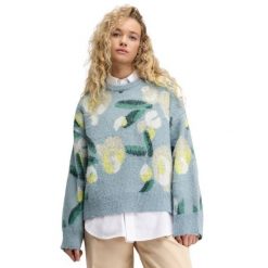 Damski sweter oversize z dzianiny Siroko Mainau-W Blue. Niebieskie swetry damskie SIROKO, na zimę, bez wzorów, z dzianiny, bez kołnierzyka, bez ramiączek, bez kaptura. Za 211.00 zł.