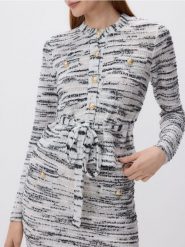 Sweter z ozdobnymi guzikami - biały. Białe swetry damskie Reserved, l, bez wzorów, z dzianiny, bez kołnierzyka, bez ramiączek, bez kaptura. W wyprzedaży za 89.99 zł.