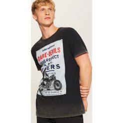 T-shirt z nadrukiem - Szary. T-shirty damskie House. W wyprzedaży za 29.99 zł.