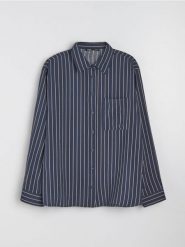 Koszula oversize w pionowe paski, z wiskozą - granatowy. Niebieskie koszule damskie Sinsay, l, bez wzorów, z wiskozy, sportowe, bez kołnierzyka, bez ramiączek. Za 39.99 zł.