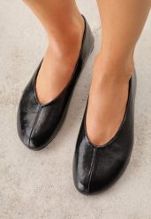 Czarne Minimalistyczne Balerinki z Okrągłym Noskiem Katara. Czarne baleriny damskie Born2be, bez wzorów, z jeansu, biznesowe, bez obcasa. Za 74.99 zł.