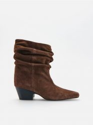 Zamszowe botki z marszczeniem - ciemnobrązowy. Brązowe botki damskie Reserved, z zamszu, bez obcasa, bez zapięcia. Za 289.99 zł.