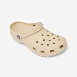 Chodaki CROCS klasyczne. Brązowe klapki damskie Crocs, bez wzorów. Za 219.99 zł.
