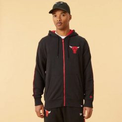Hoodie Chicago Bulls Contrast. Czarne bluzy męskie New Era, s, bez wzorów, bez kaptura. Za 294.25 zł.