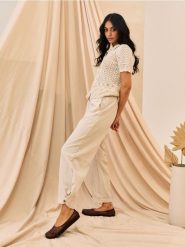 Spodnie barrel leg z wiskozą - kremowy. Białe spodnie materiałowe damskie Sinsay, l, bez wzorów, z wiskozy. Za 49.99 zł.