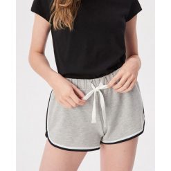 Dresowe szorty z lamówką - Jasny szar. Szare szorty damskie marki Sinsay, bez wzorów, z dresówki. Za 39.99 zł.