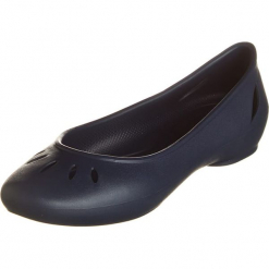 Baleriny "Kelli Flat" w kolorze granatowym. Niebieskie baleriny damskie Crocs. W wyprzedaży za 77.95 zł.
