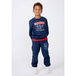 Bluza Bawełniana Chłopięca LEGO Ninjago Sian301 Granatowa. Niebieskie bluzy dla chłopców LEGO, bez wzorów, z bawełny, bez ramiączek, bez kaptura. W wyprzedaży za 103.99 zł.