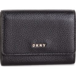 Mały Portfel Damski DKNY - Card Case Id R82ZA503 Blk/Gold BGD. Portfele damskie marki DKNY. W wyprzedaży za 239.00 zł.