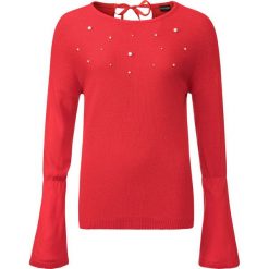 Sweter dzianinowy z perełkami bonprix truskawkowy. Swetry damskie marki bonprix. Za 59.99 zł.