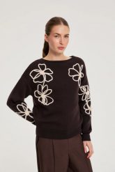 Sweter z aplikacją brązowy. Brązowe swetry damskie MOODO, l, z aplikacjami, z poliesteru, bez kołnierzyka, bez ramiączek, bez kaptura. Za 159.99 zł.