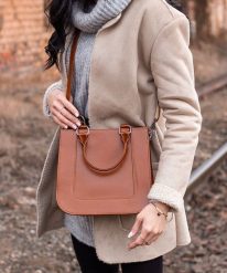 Torebka skórzana kuferek DAN-A T228 camel. Brązowe torebki do ręki damskie DAN-A, bez wzorów, ze skóry, bez dodatków. Za 299.99 zł.