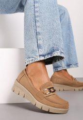 Ciemnobeżowe Półbuty Mokasyny na Koturnie z Tłoczeniem i Wkładką ze Skóry Naturalnej i Łańcuchem Cariella. Brązowe mokasyny damskie Renee, z jeansu, eleganckie. Za 79.99 zł.