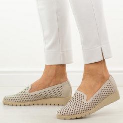 Beżowe ażurowe półbuty damskie Jezzi 1628-23. Brązowe półbuty damskie Jezzi, na jesień, w ażurowe wzory, z jeansu, casualowe, bez obcasa, na koturnie, bez zapięcia. Za 189.00 zł.