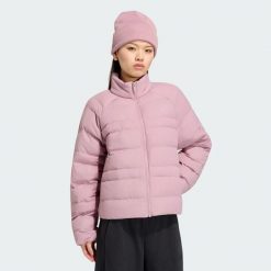 KURTKA ESSENTIALS PACKABLE INSULATED. Fioletowe kurtki damskie Adidas, l, bez wzorów, z materiału, bez kaptura. Za 349.00 zł.
