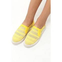 Żółte Espadryle Teardrops. Żółte espadryle damskie Born2be, w ażurowe wzory, z lakierowanej skóry, bez obcasa, bez zapięcia. Za 29.99 zł.