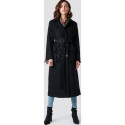 NA-KD Trend Płaszcz z paskiem - Black. Czarne płaszcze damskie NA-KD Trend, w paski. Za 445.95 zł.