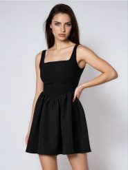 Sukienka na ramiączkach z dekoltem karo - czarny. Czarne sukienki damskie Sinsay, l, bez wzorów, bez kołnierzyka, bez ramiączek. Za 59.99 zł.