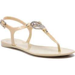 Sandały GUESS - Jacode FL6JAC RUB21 NUDE. Brązowe klapki damskie Guess, z aplikacjami, z tworzywa sztucznego, bez obcasa, na obcasie. W wyprzedaży za 209.00 zł.