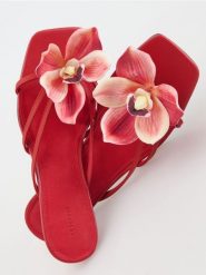 Skórzane klapki z dekoracyjnym kwiatem - czerwony. Czerwone klapki damskie Reserved, bez wzorów, ze skóry, bez obcasa. W wyprzedaży za 79.99 zł.