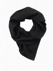 Monochromatyczny męski szalik z frędzlami – czarny V1 OM-ACSF-0116 - uniwersalny. Czarne szaliki męskie Ombre Clothing, z aplikacjami, z bawełny. Za 71.99 zł.